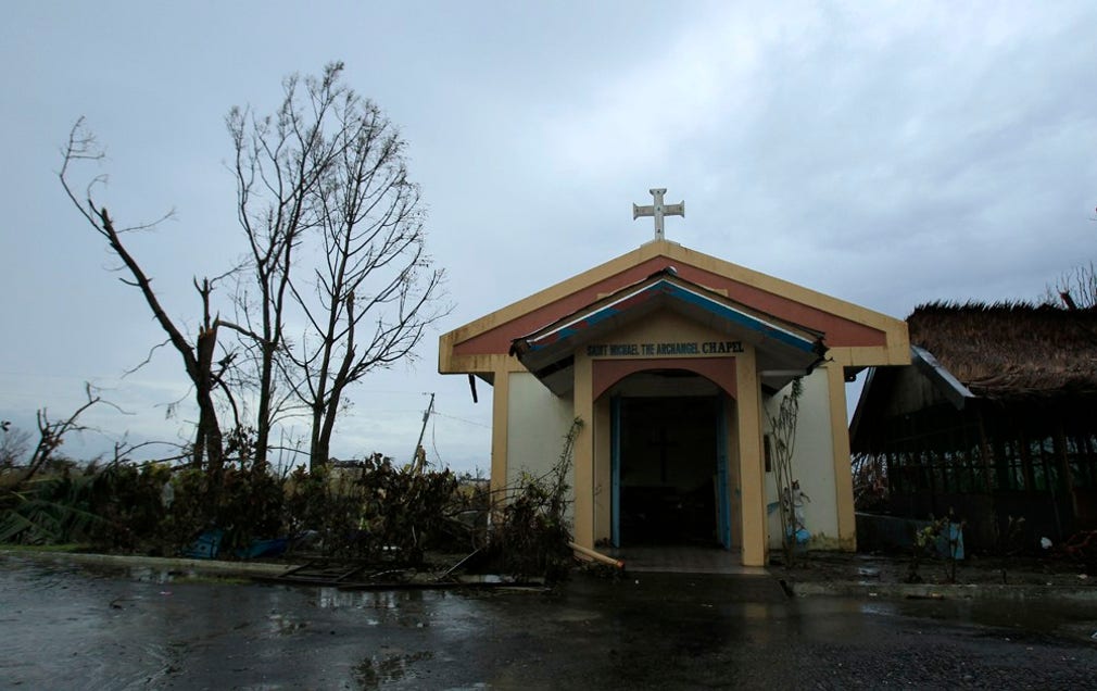 Sankt Mikael-kapellet i Tacloban används som ett tillfälligt bårhus.