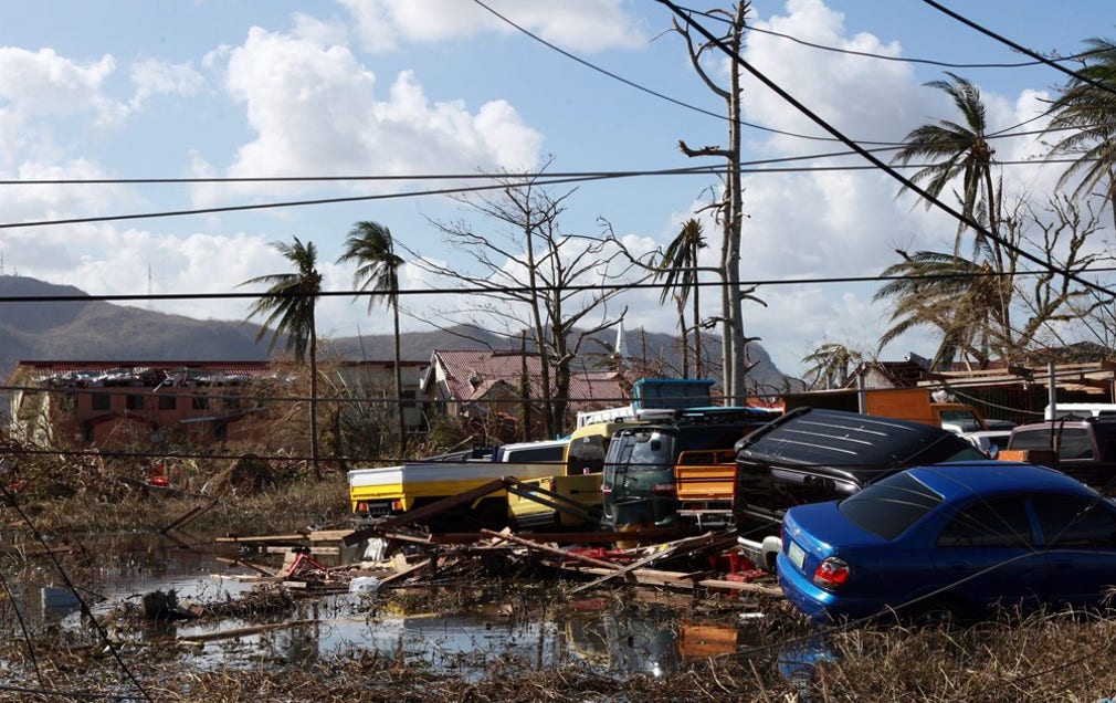 Förstörda bilar och översvämning i Tacloban.