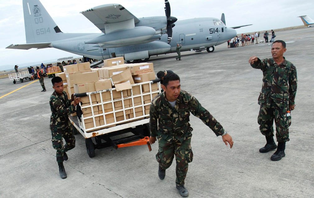 Militär personal levererar hjälpsändningar till Tacloban på måndagen.