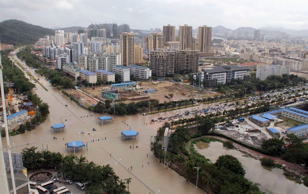 Översvämmade gator i Sanya, Hainan-provinsen i Kina.