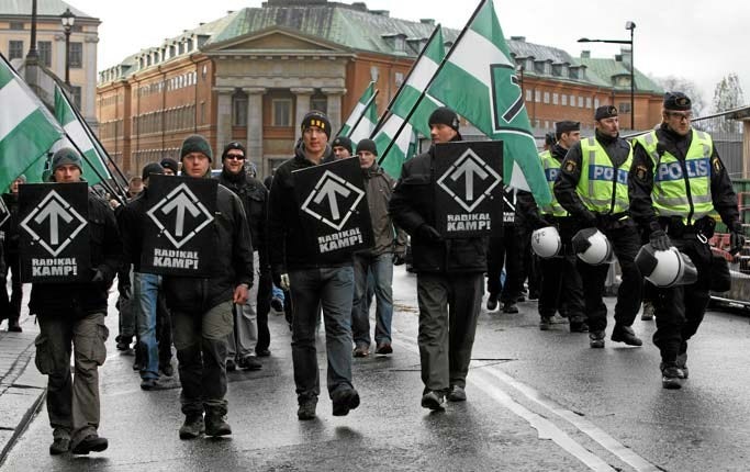 Nynazister marscherar vid riksdagen i november 2009.