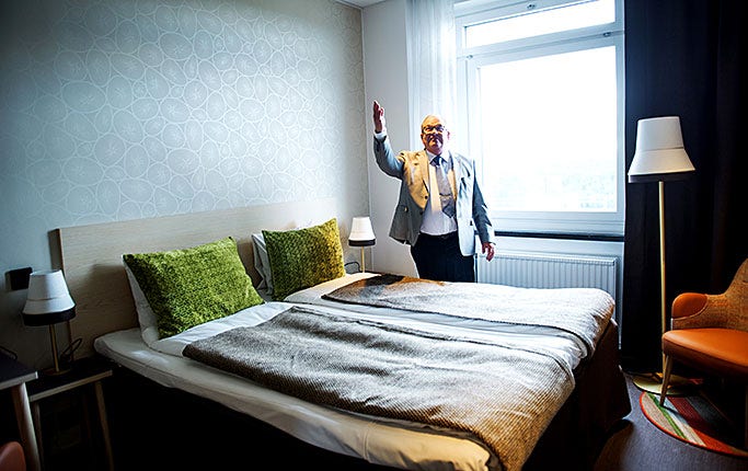”Sudda bort 'patient', det här är ett hotell”, säger finanslandstingsrådet Torbjörn Rosdahl som inspekterar ett av dubbelrummen fyra våningar upp över Årstaviken.