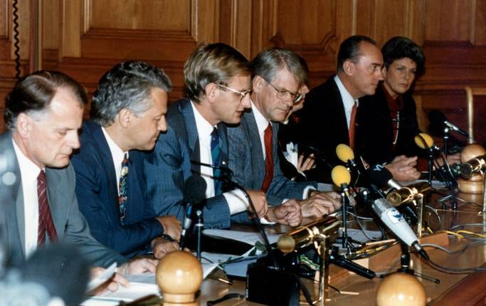 Det första krispaketet 1992 presenteras efter förhandlingar mellan regeringen Bildt och Socialdemokraterna. På bilden Olof Johansson (C), Bengt Westerberg (FP), Carl Bildt (M), Ingvar Carlsson (S), Allan Larsson (S) och Ingela Thalén (S).