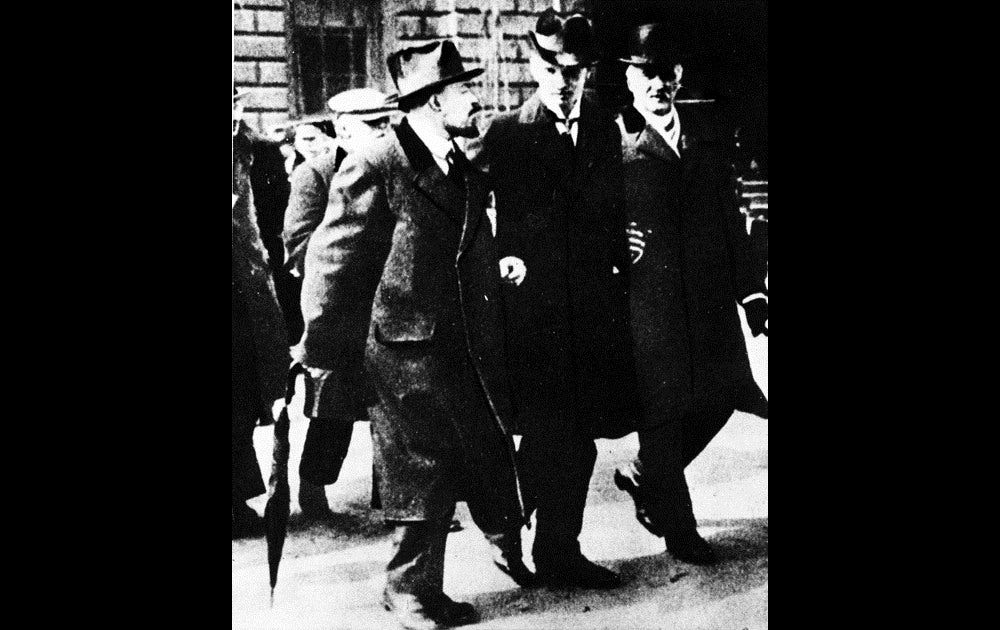 Vladimir Lenin i Stockholm 13 april 1917 tillsammans med bland andra vänsterpolitikern Ture Nerman och borgmästare Carl Lindhagen. Sällskapet är på väg till hotell Regina på Drottninggatan.