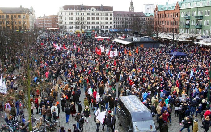 Samtidigt som många protesterar mot främlingsfientlighet, som här i Malmö i söndags, är det frustrerande att politikerna inte kliver fram och tar debatten med fakta, skriver debattörerna.