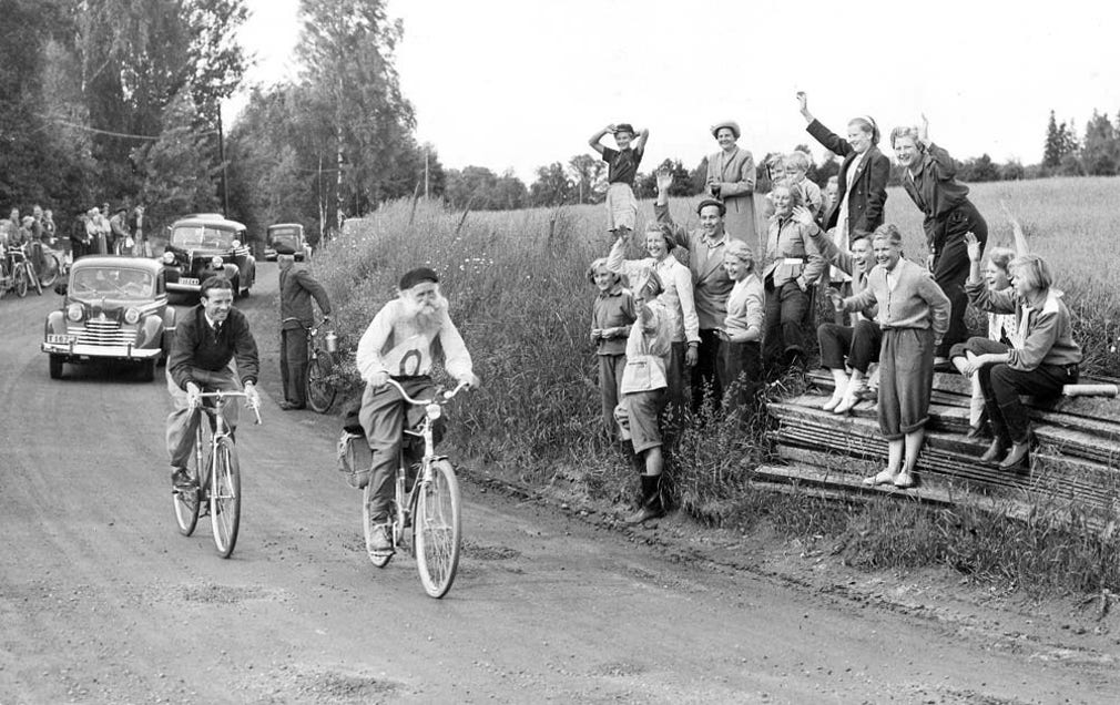 Gustav Håkansson från Gantofta i Skåne blir ”Stålfarfar” med hela Sverige när han sommaren 1951 cyklar från Haparanda till Ystad. Här cyklar Stålfarfar förbi Sven ”Svängis” Johansson, OS-cyklist och flerfaldig vinnare av Dagens Nyheters sexdagarslopp.