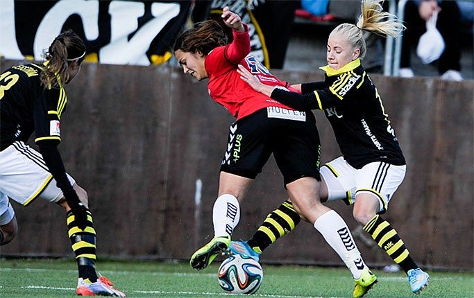 AIK:s Sarah Storck motar en attack från Kristianstads Marija Banusic.
