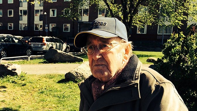 Gunnar Aronsson, 81, har bott i Biskopsgården sedan 1968. ”Jag känner mig otrygg”, säger han.
