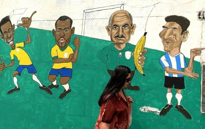 En väggmålning i Rio de Janeiro visar bland andra VM-spelarna Neymar och Daniel Alves, förbundskaptenen Luiz Felipão Scolari och argentinaren Lionel Messi.