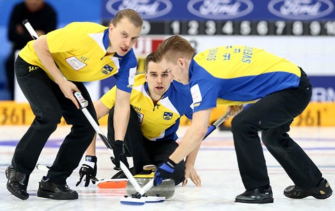 Oskar Eriksson i mitten, har valt att ta in Niklas Edin i laget och petar brorsan Markus Eriksson, till vänster.