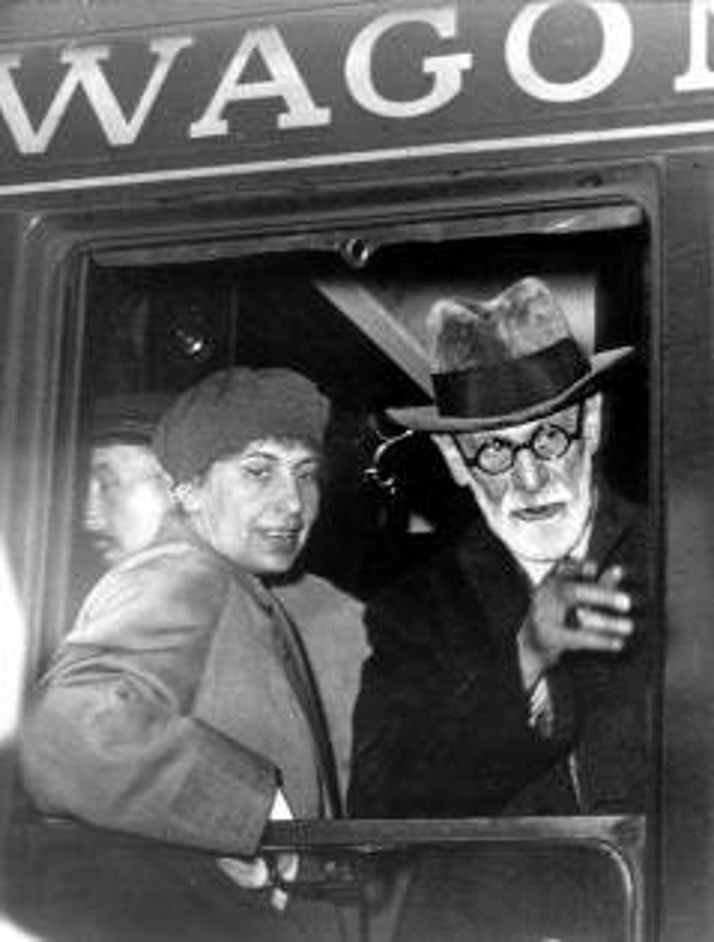 Sigmund Freud med dottern Anna i Paris 1938.