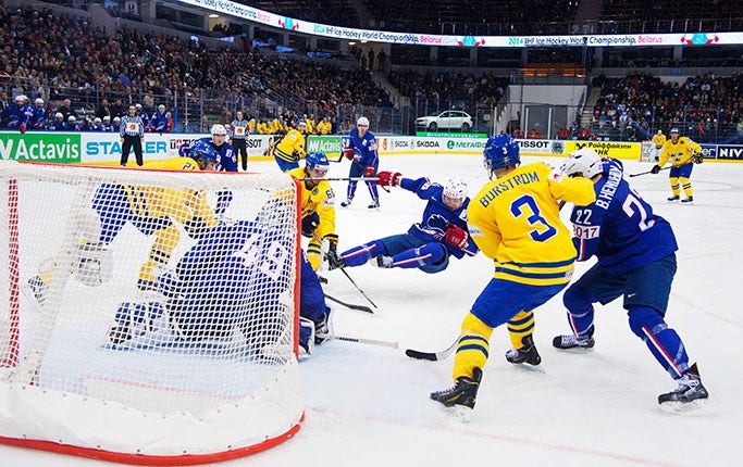 Niclas Burström blev blixtinkallad till Tre Kronor och i matchen mot Frankrike blev han utsedd till bäste svenske spelare.
