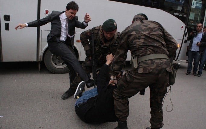 Bilder på hur Erdogans närmaste man sparkar en liggande demonstrant sprids på sociala medier.