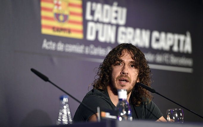 Carles Puyol håller presskonferens och berättar att hans knä inte håller längre och att han avslutar sin karriär.