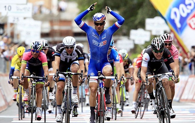 Nacer Bouhanni firar segern på den sjunde etappen av Giro d'Italia.