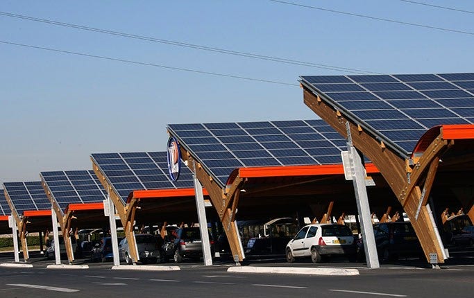 EU:s utsläppssystem är trots brister en förebild för världen som det största ekonomiska området med ett pris på utsläpp, skriver debattörerna. En grundtanke är att främja förnybar energi. Här solpaneler på taket till en stormarknad i Montpellier i Frankrike.