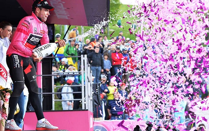 Cadel Evans firar att han tagit över den rosa ledartröjan i Giro d'Italia.