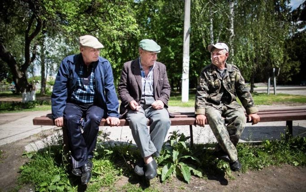”Inte vill vi ha något krig mot våra ryska bröder”, säger Vasil (mitten), som sitter på ljugarbänken tillsammans med Petro och Alexej.