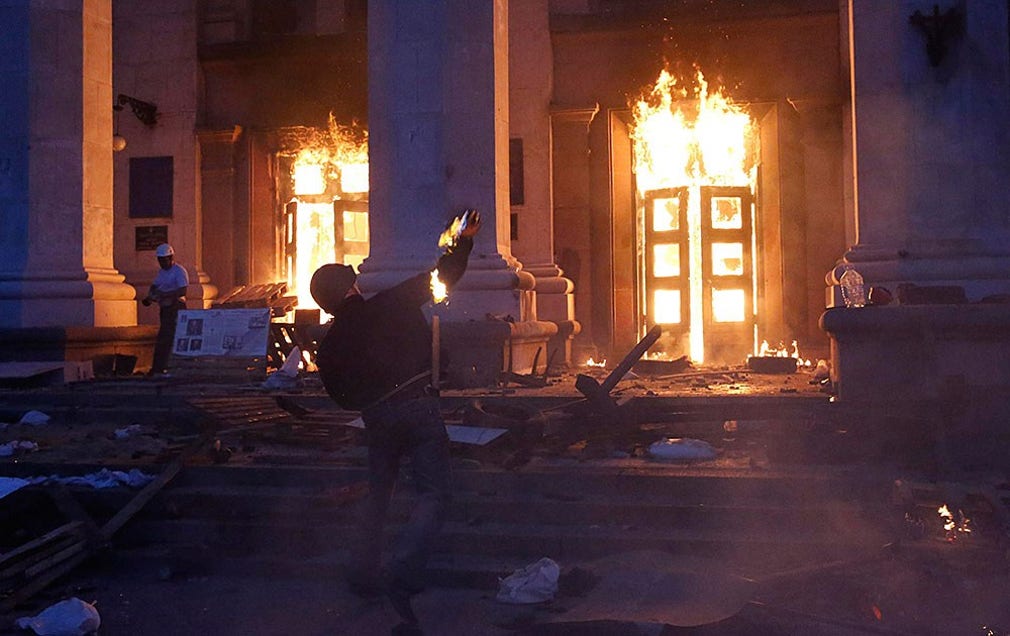 En fackföreningsbyggnad i Odessa har satt i brand och många människor har fått sätta livet till.