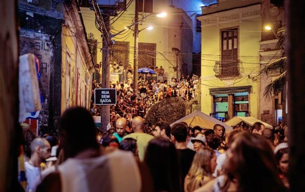 Varje måndag arrangeras spontana sambakonserter vid Pedra do Sal i de gamla hamnkvarteren i Rio. Billiga drinkar och gratis musik gör att det alltid är gott om folk här.