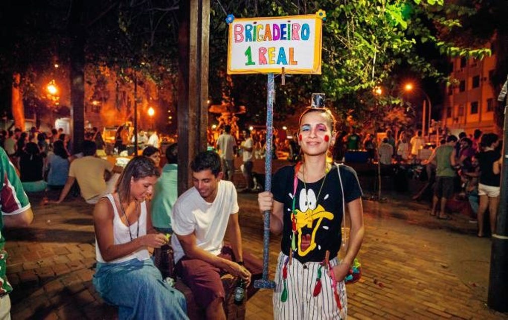 På torget Praça São Salvador möts Rio över klassgränserna och musiker uppträder till långt in på natten.