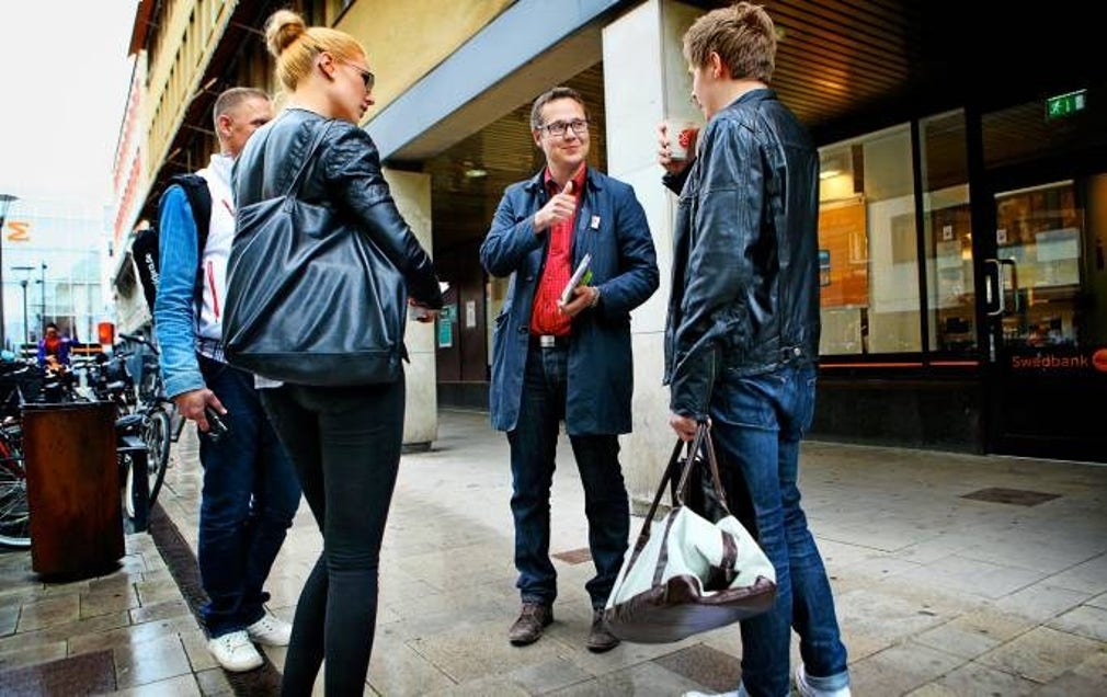 Johan Danielsson pratar jobbpolitik med förstagångsväljarna Sofie Hellström, 18, och Gabriel Wadsten, 18, utanför ”Centra” i Västerås. ”Socialdemokraterna satsar ju på arbete och det är viktigt, särskilt för oss yngre”, säger Sofie Hellström efter samtalet med S-kandidaten.