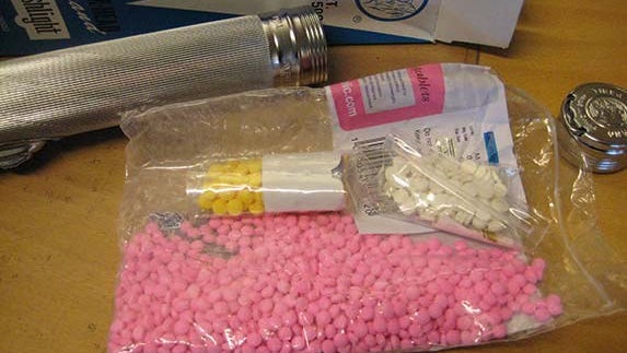 I ficklampan fann tulltjänstemännen 1.000 tabletter misstänkt dopningsmedel.