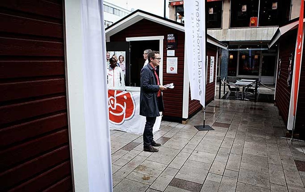 S–kandidaten Johan Danielsson jagar personkryss i Västerås.