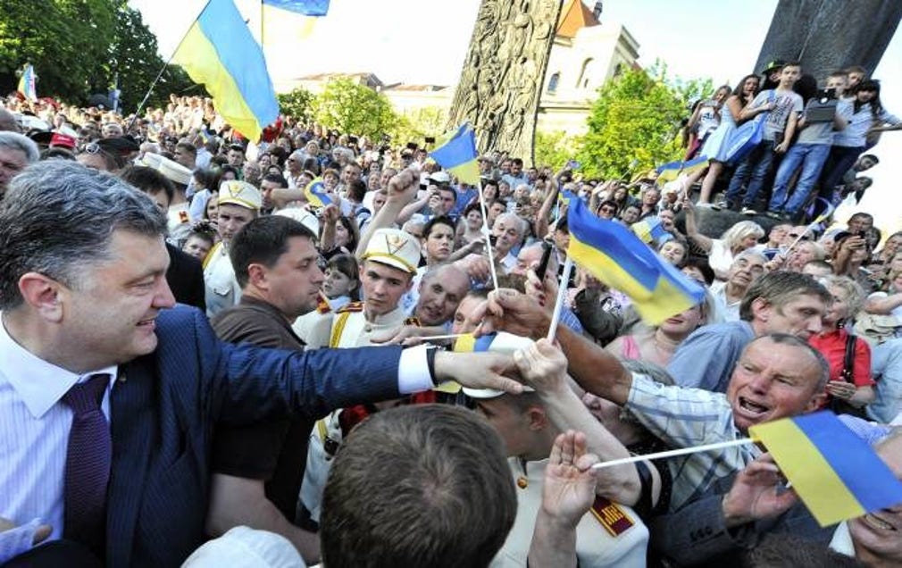 Petro Porosjenko hälsar på supportrar i Lviv. Mångmiljardären och ägaren till chokladföretaget Roshen, leder överlägset inför dagens presidentval.