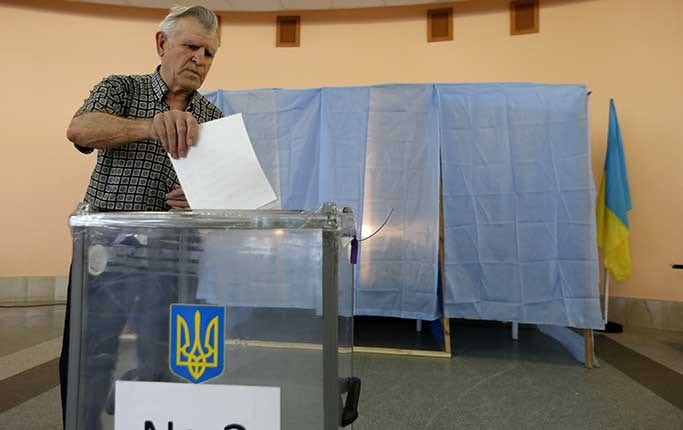 En man man röstar i Krasnoarmijsk.