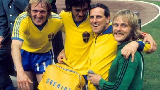 Roland Sandberg, Ralf Edström, Georg ”Åby” Ericson och Ronnie Hellström efter VM-matchen mot Ungern i juni 1974.