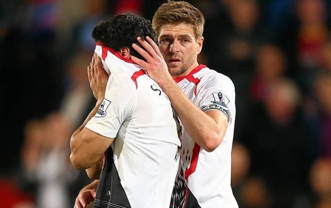 Luis Suarez gömde ansiktet i tröjan och tröstades av lagkapten Gerrard.