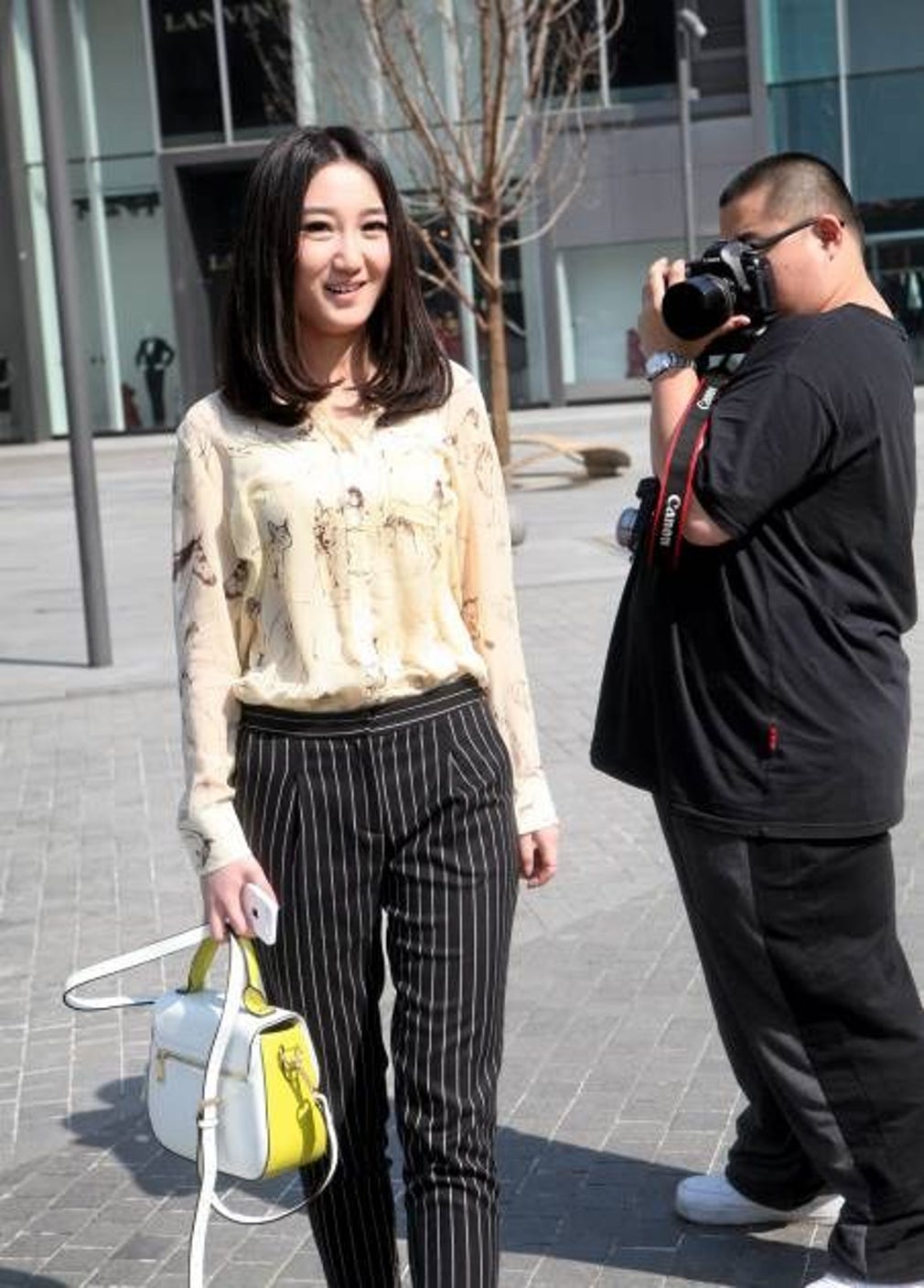 Modefotografering i North Village, ett av Pekings nya shoppingområden. Hit söker sig många märkesbutiker.