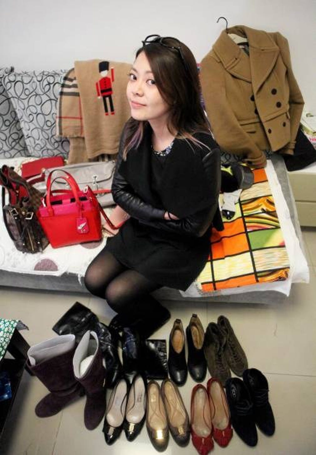 Wang Nan med en bråkdel av sina märkesskor, väskor och kläder.Modefotografering i North Village, ett av Pekings nya shoppingområden. Hit söker sig många märkesbutiker.