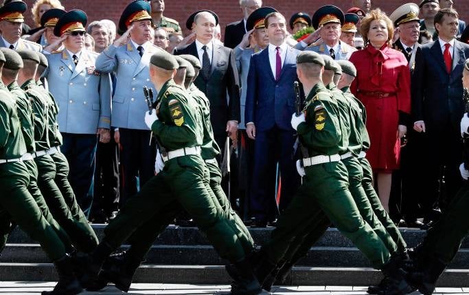 Rysslands president Vladimir Putin och premiärminister Dmitrij Medvedev övervakar paraden av militärer inför dagens firande av Segerdagen.