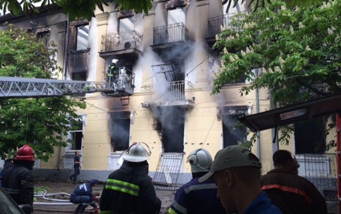 Brandförsvaret bekämpar branden i polishuset i Mariupol.