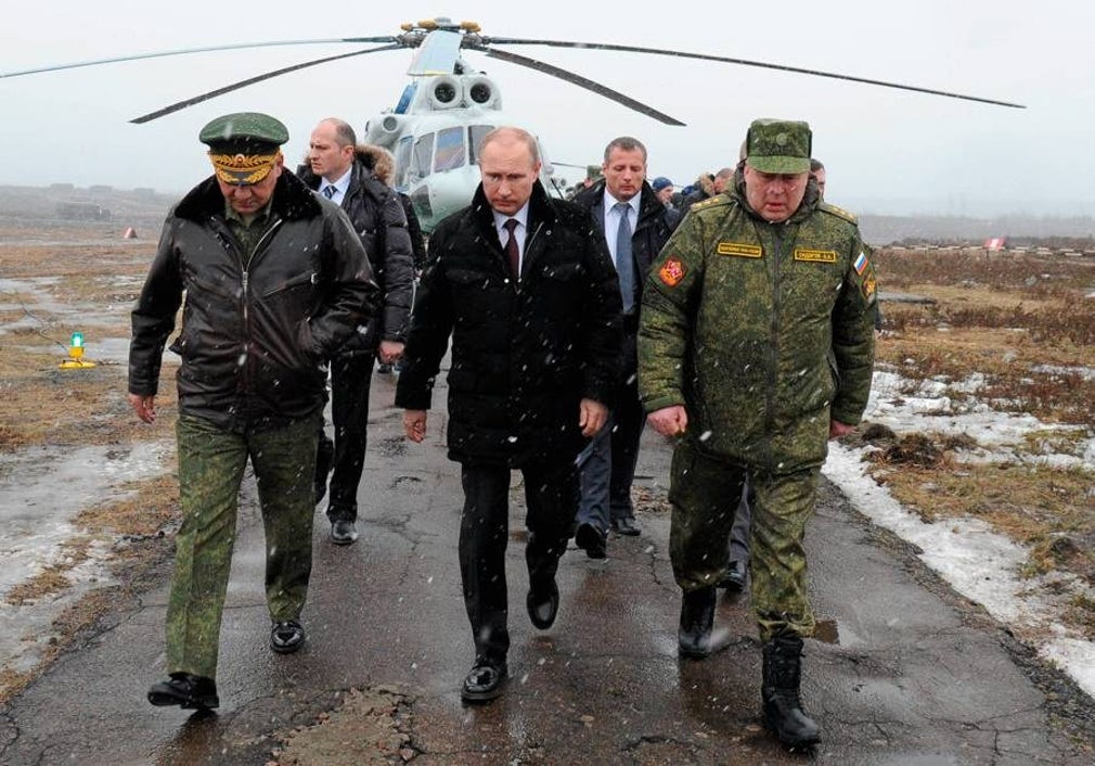President Vladimir Putin besöker en militärövning i S:t Petersburg.