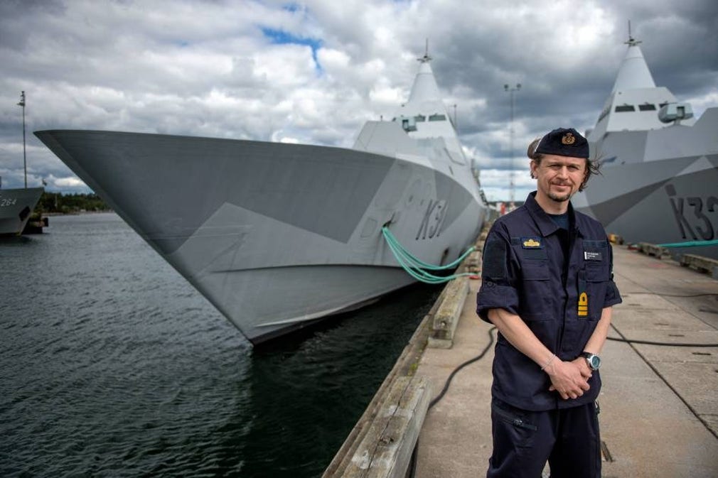 Per Öhrstedt, fartygschef på korvetten ”Visby”, samlar information om de ryska aktiviteterna på Östersjön.