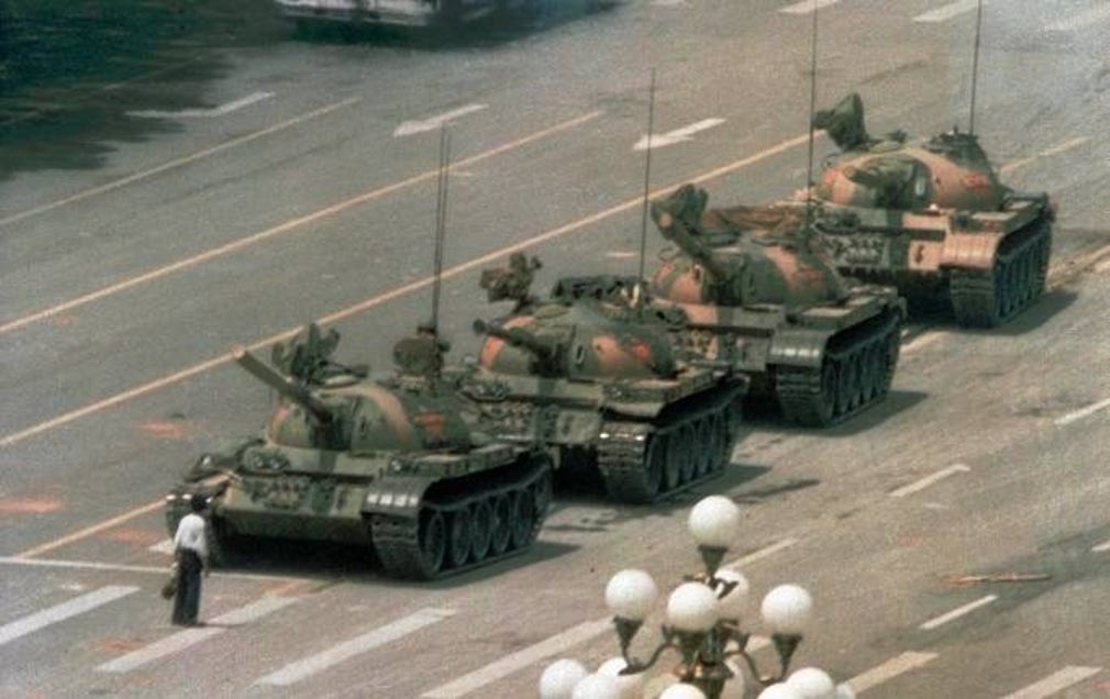 Peking 1989. Den klassiska bilden av den lille mannen mot de tunga stridsvagnarna.