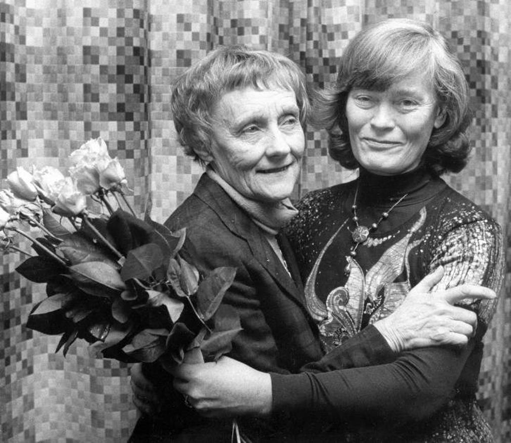 Gunnel Linde tillsammans med Astrid Lindgren efter att ha tagit emot Astrid Lindgren-priset 1978.