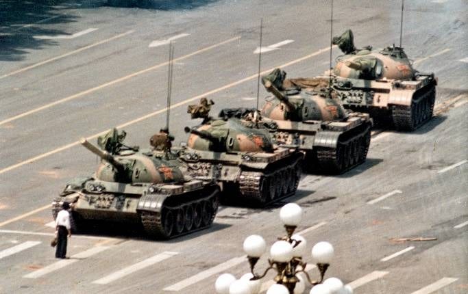 Den 5 juni 1989. En ensam man ställer sig framför stridsvagnarna.