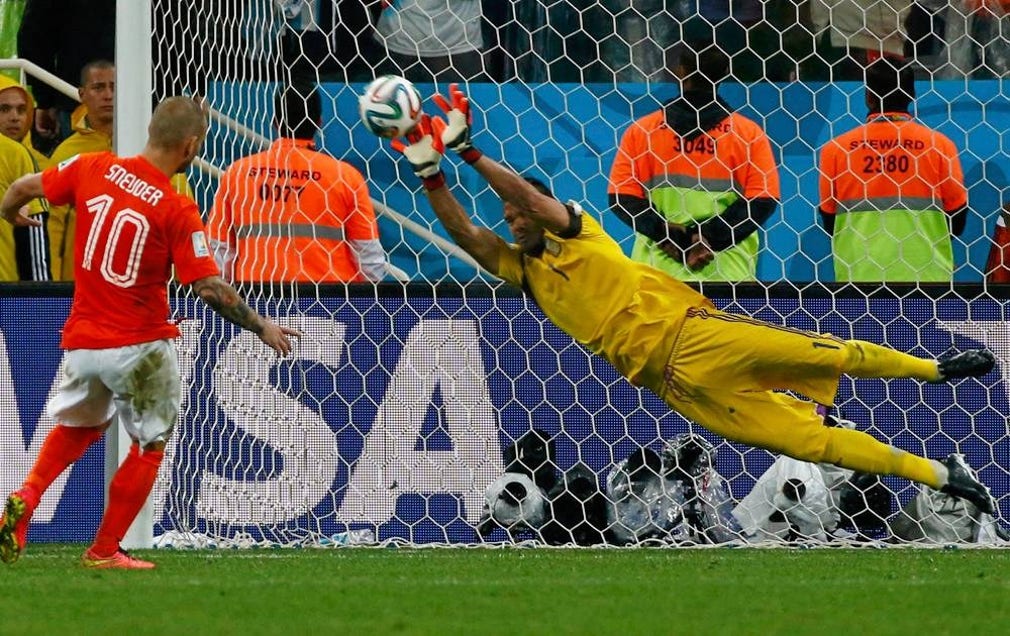 Sergio Romero räddar Hollands tredje straff, slagen av Wesley Sneijder.