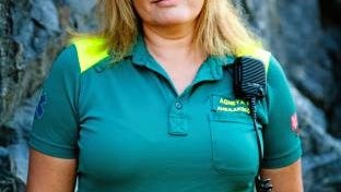Agneta Peterson är ambulanssjuksköterska på Huddinge brandstation och samordnare för kolleger som utsatts för hot och våld. Hon har själv blivit hotad med machete av en kvinna som ringt efter ambulans.