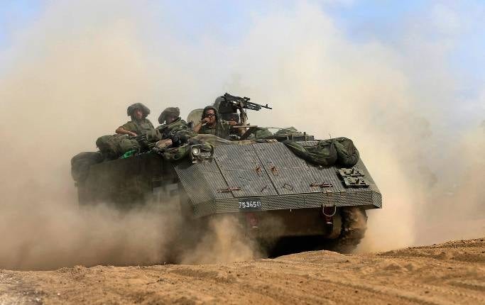 Israelisk stridsvagn på gränsen till Gaza.