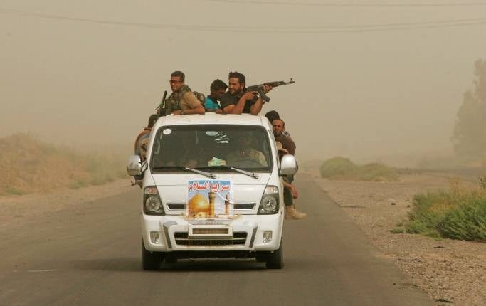 Regeringstrogen milis på väg för att strida mot IS.