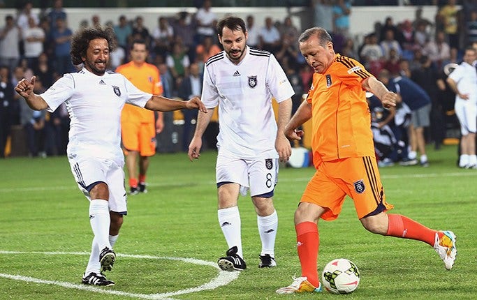 Recep Tayyip Erdogan spelar boll i sällskap av sin svärson Berat Albayrak, mitten och sångaren Fettah Can.