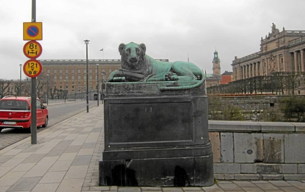 Vid norra Norrbrofästet i Stockholm finns två lejon i brons. De är kopior – originalen finns vid Vatikanmuseerna i Rom.