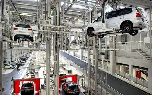Ledningen för den tyska biltillverkaren Volkswagen har flaggat för stora besparingar. Fem miljarder euro om året ska sparas från 2017, rapporterar Reuters. Vinstmarginalen var 2,9 procent förra året men siktet är inställt på minst 6 procent.