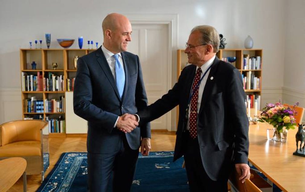 Statsminister Fredrik Reinfeldt skakar hand med talmannen Per Westerberg när han lämnar in sin avskedsansökan på måndagen.