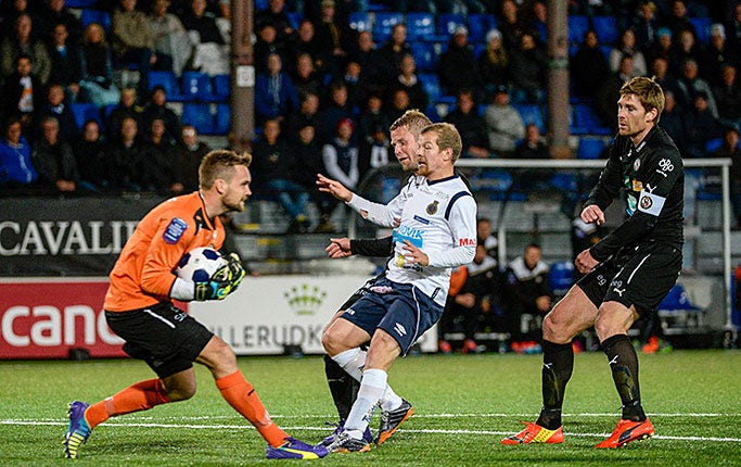 Örebros målvakt Oscar Jansson tar bollen framför Gefles Jonas Lantto.